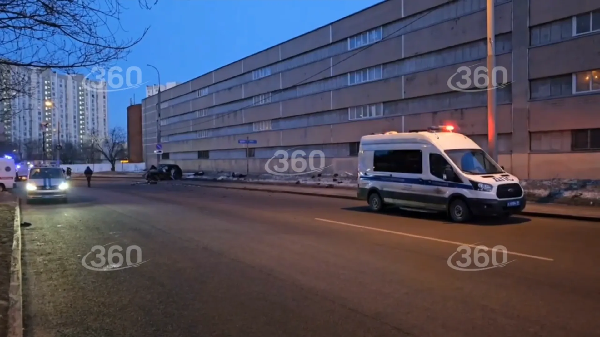 Авто в Москве врезалось в столб. Последствия смертельной аварии сняли на видео