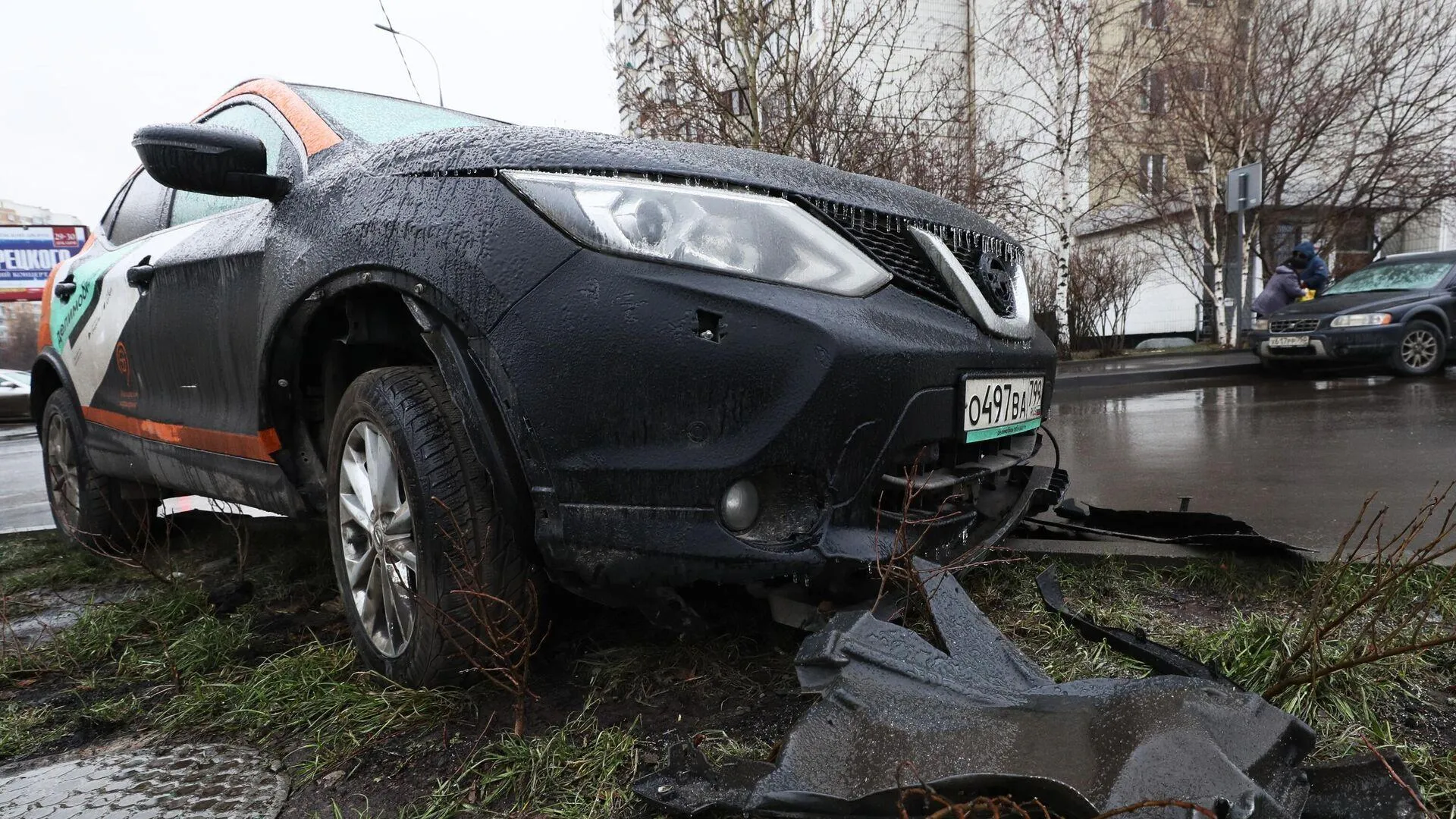Машина каршеринга и легковушка столкнулись на юге Москвы