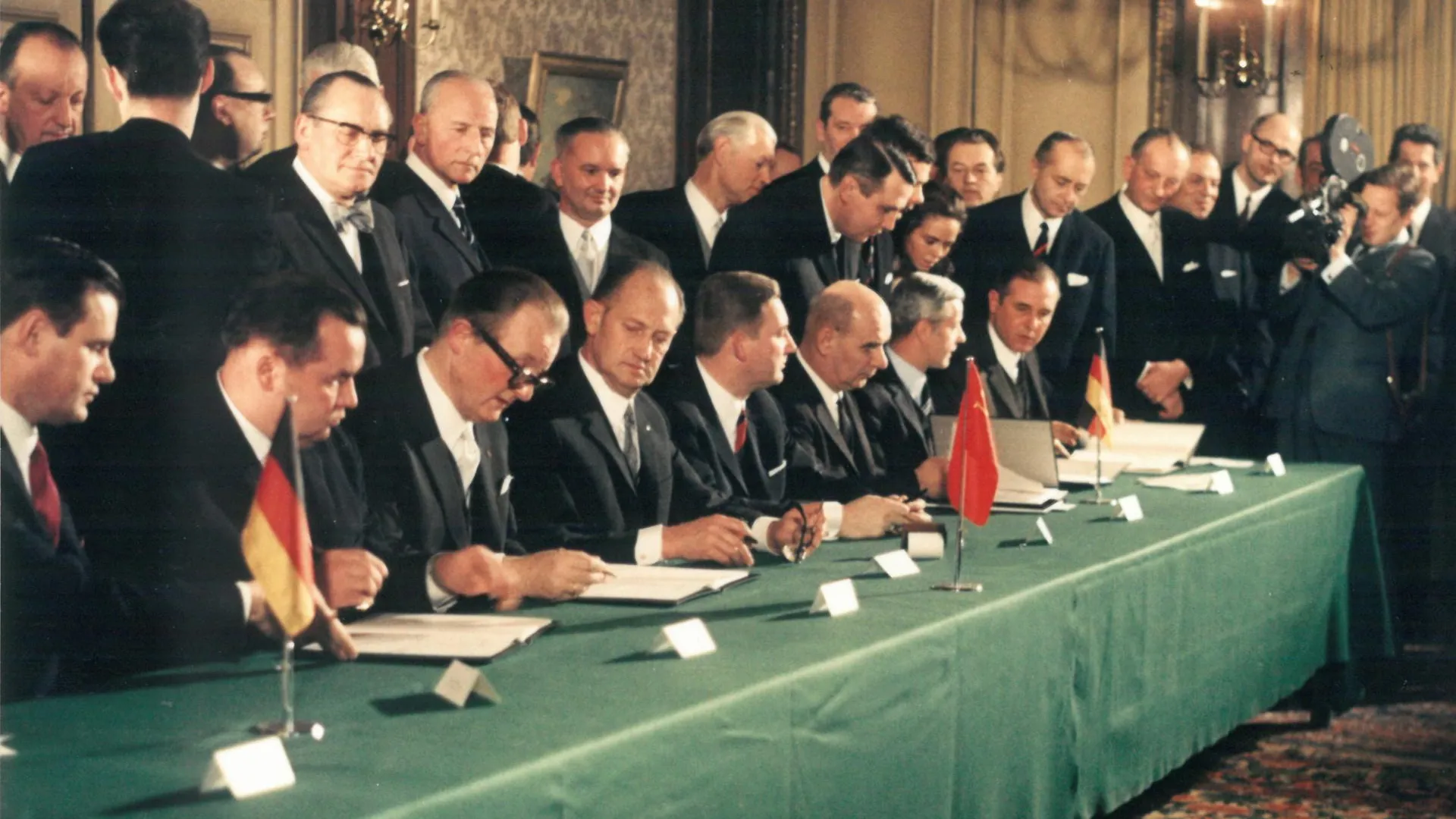 Подписание первого контракта на поставки природного газа из СССР в ФРГ 1 февраля 1970 года, город Эссен (Германия), конференц-зал отеля «Кайзерхоф»