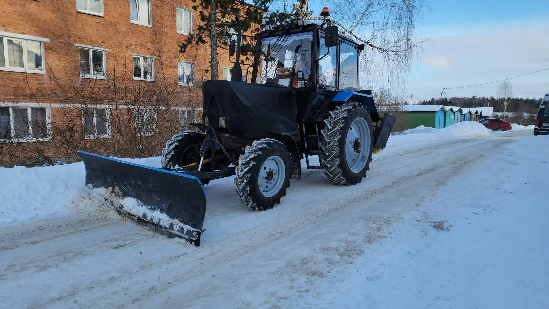 Коммунальные службы подмосковного Волоколамска продолжают расчищать город от снега