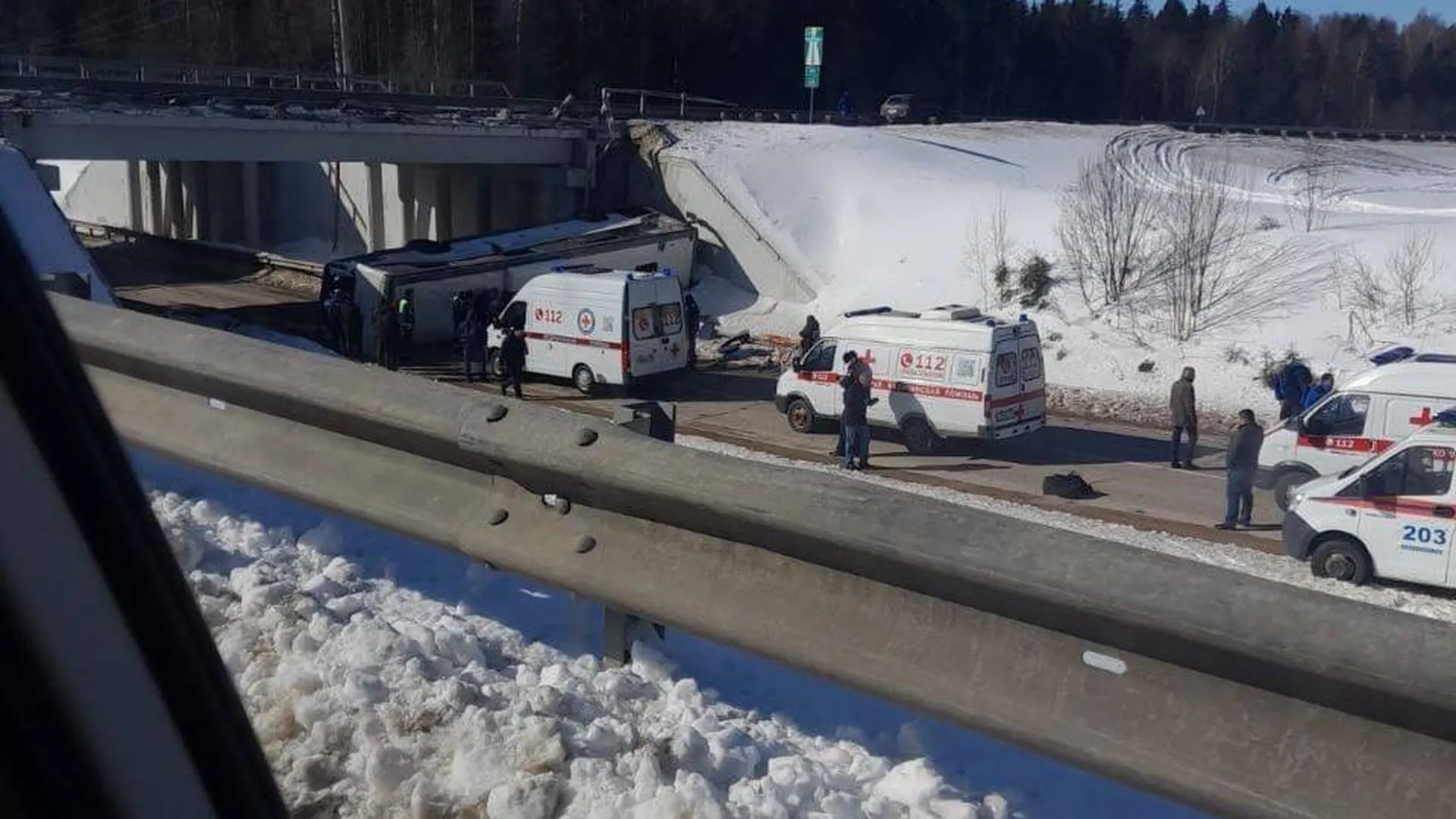 Что случилось в московской области вчера. Автобус Новорижское шоссе упал с моста. Авария автобуса в Московской области.