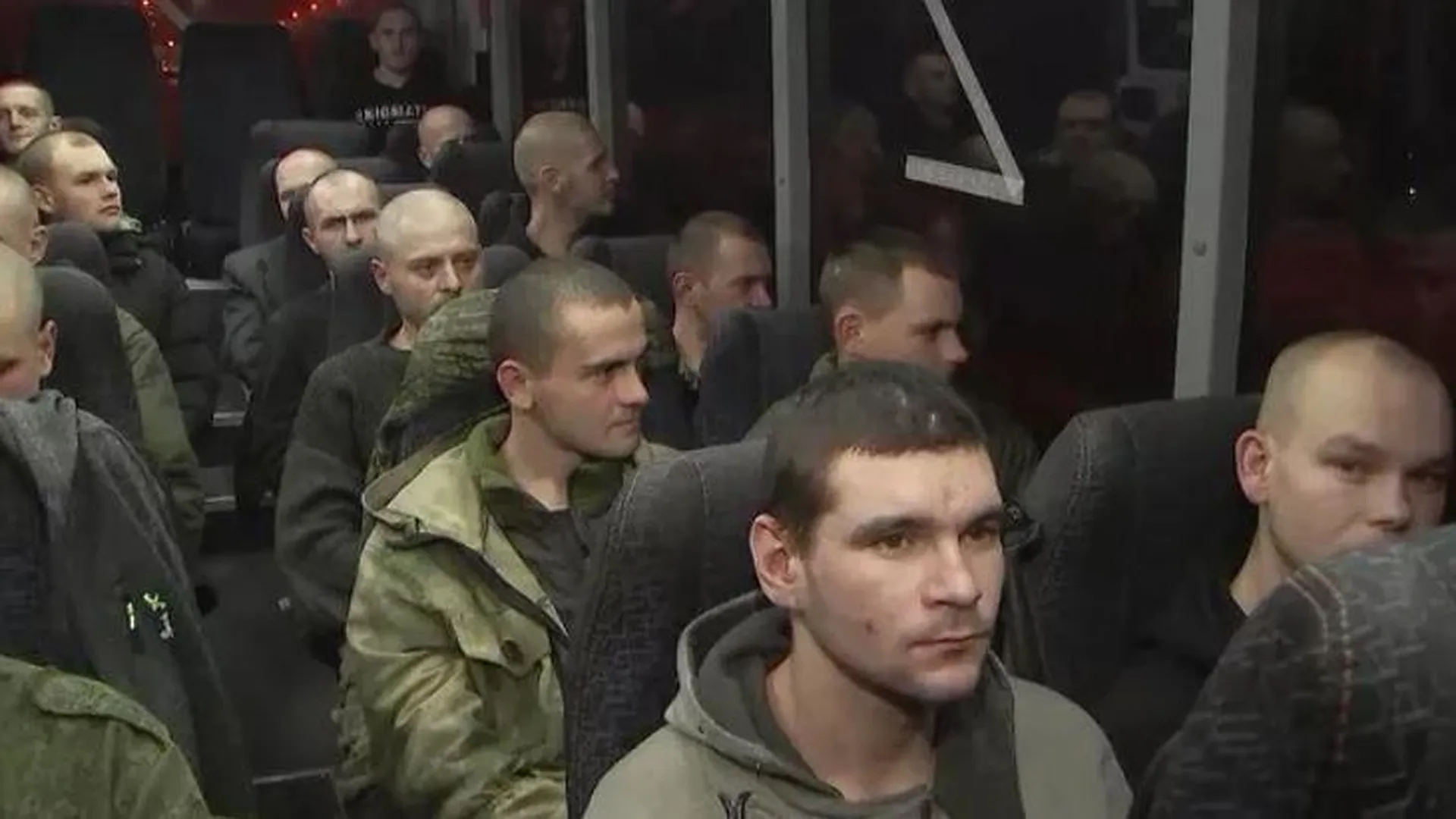 Попавших в плен российских военных вернули домой