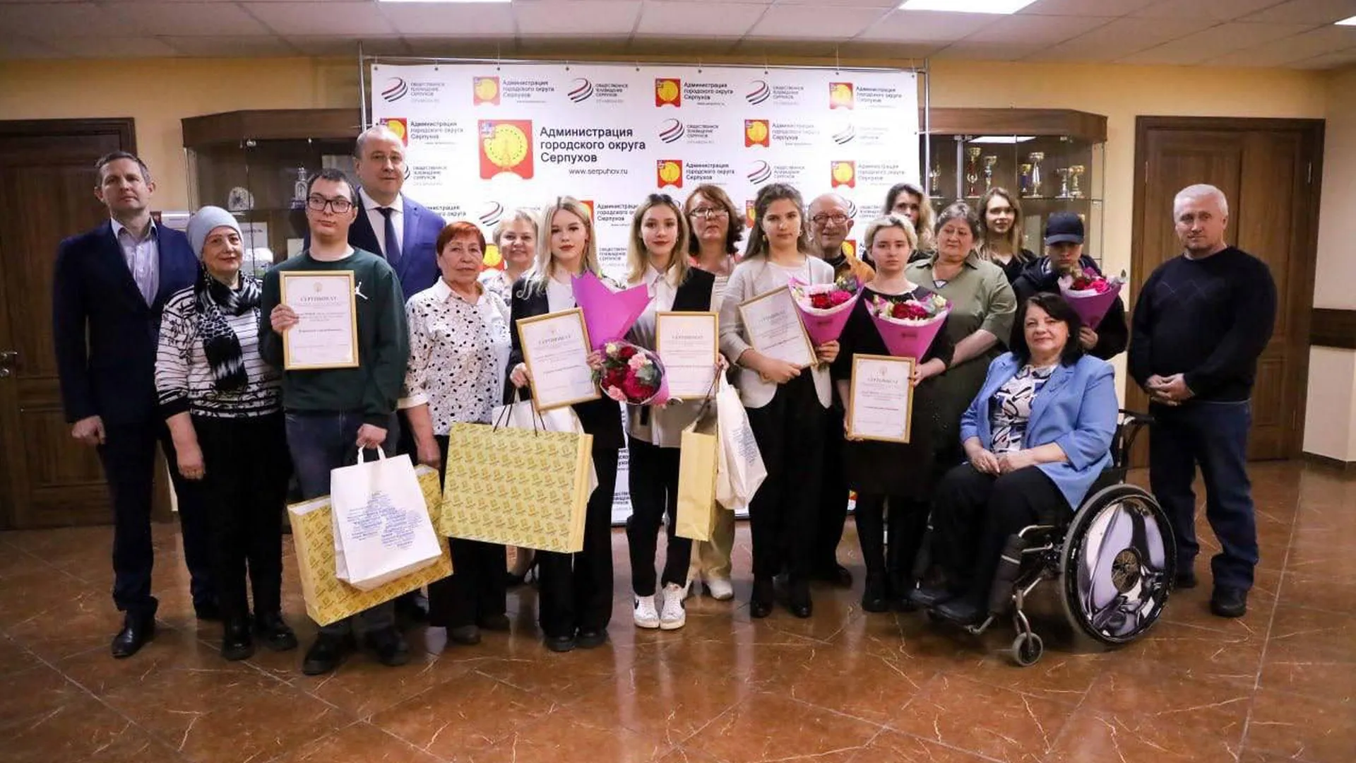Глава Серпухова вручил детям-сиротам жилищные сертификаты