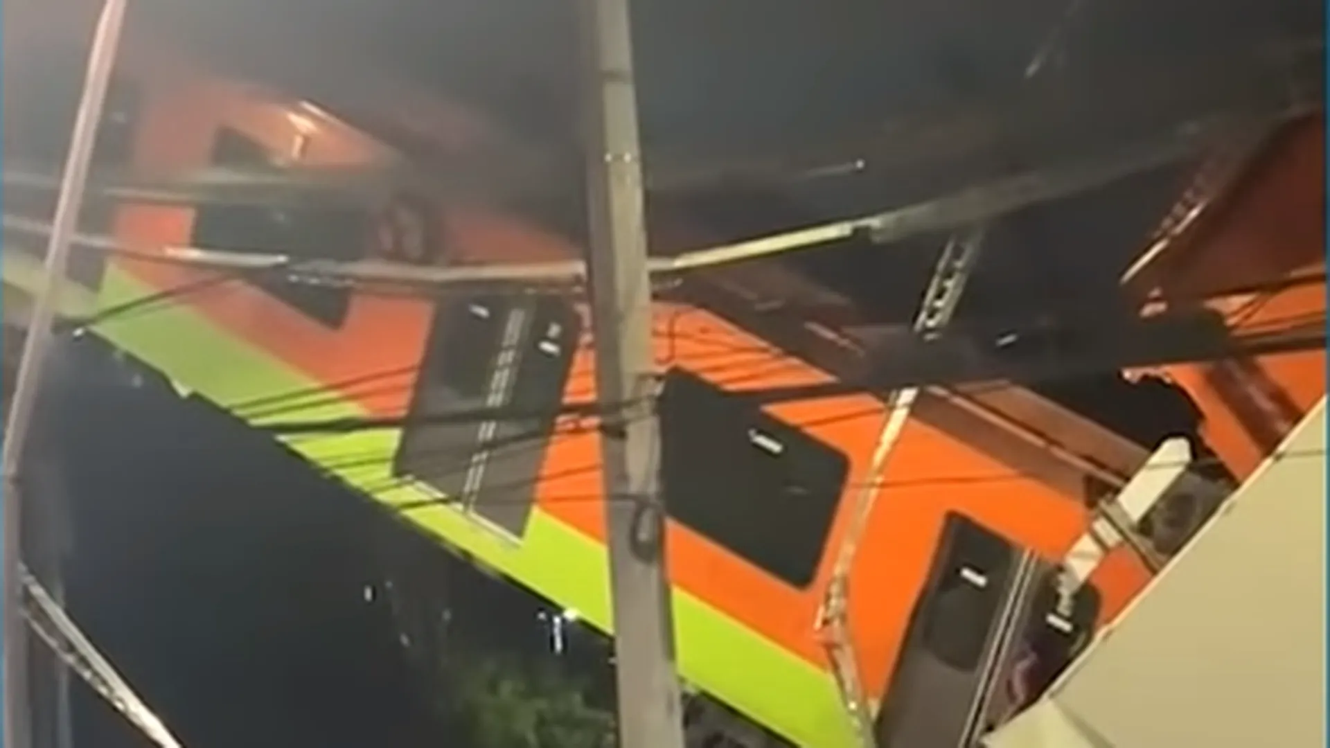 Момент обрушения моста в Мехико попал на видео