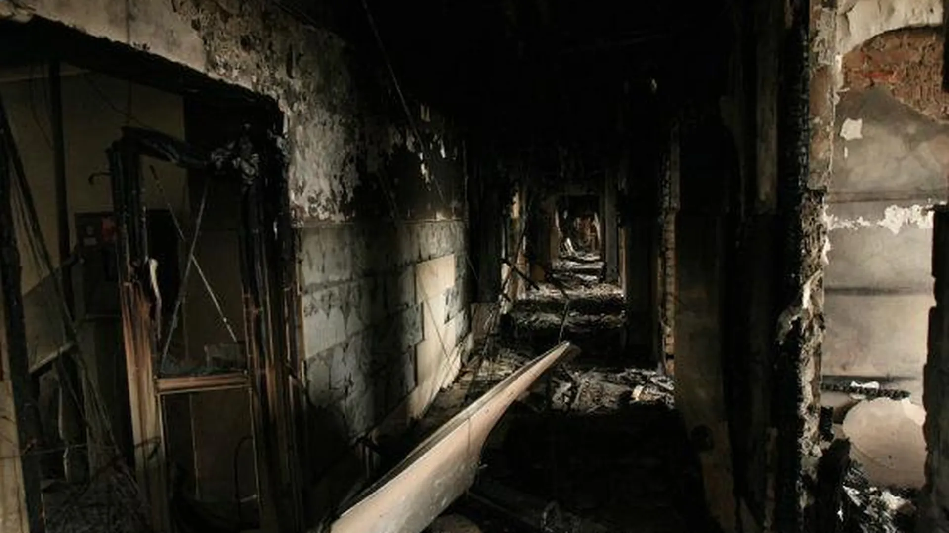 Последствия пожара на фабрике во Фрязине устраняют 249 чел, поиски пропавших спасателей продолжаются