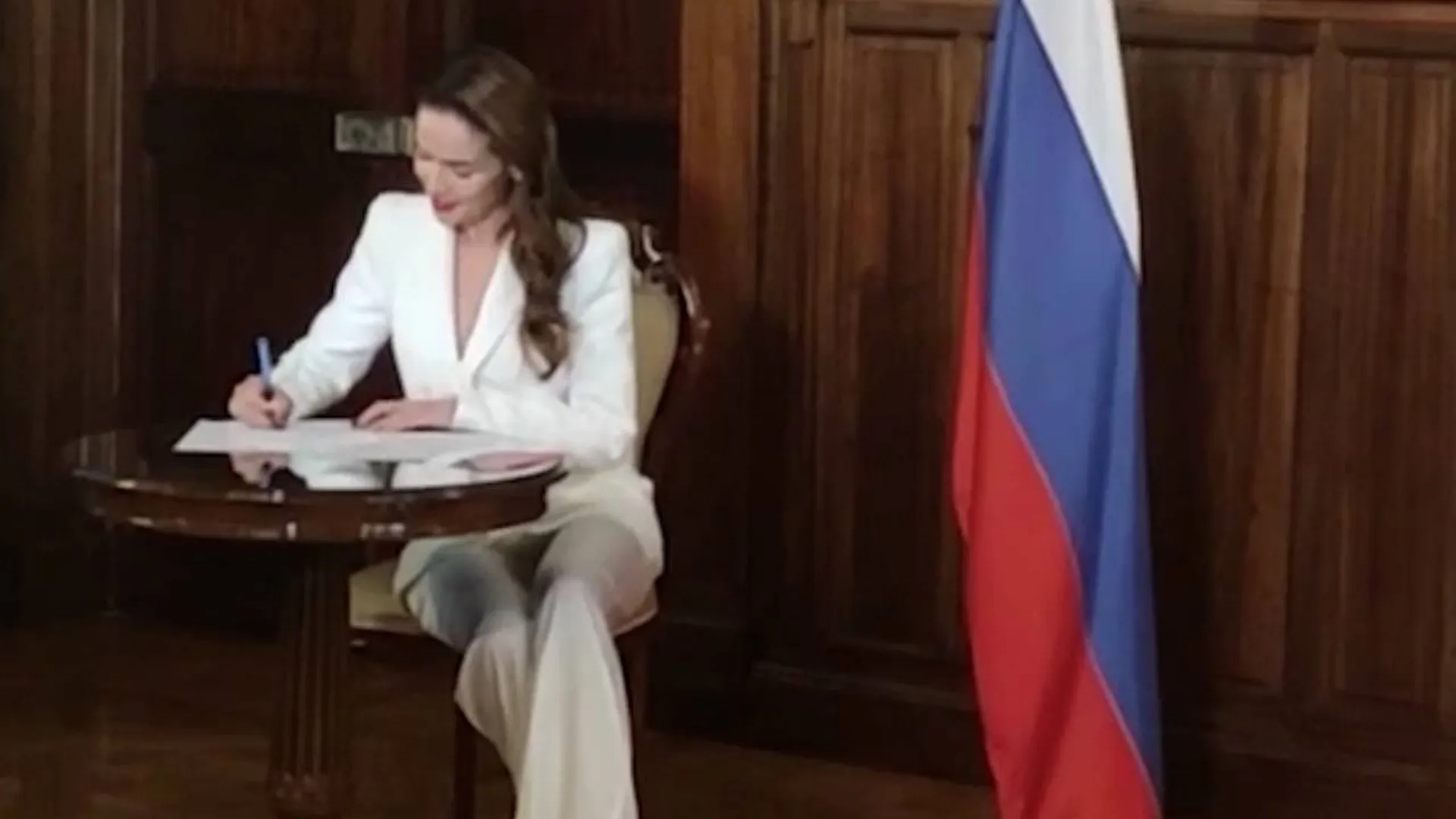 Вручение российского паспорта Наталии Орейро сняли на видео