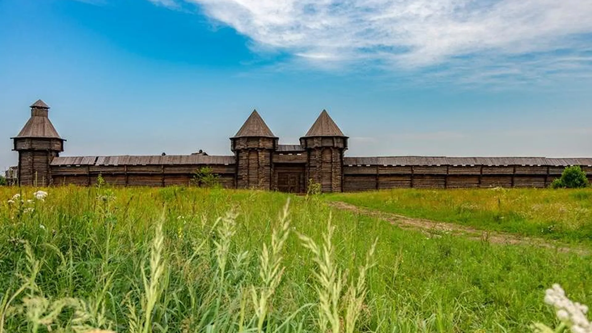 Средневековая крепость близ деревни Щеголево