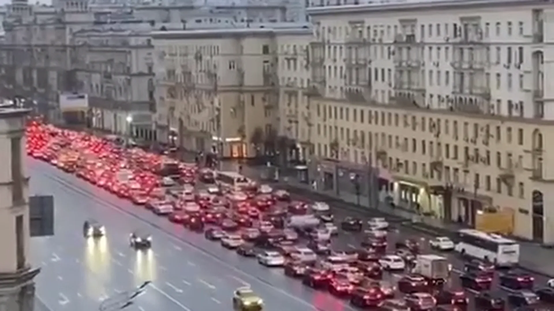 Авария с люксовыми авто привела к пробке в центре Москвы