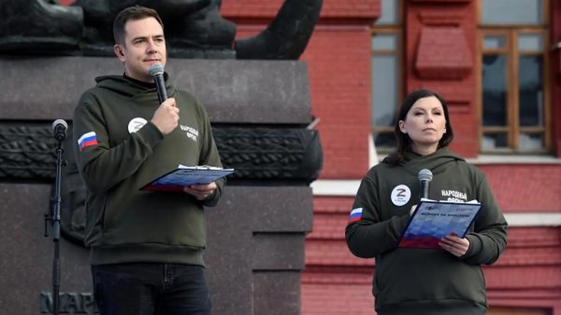 Журналистка Ирина Куксенкова на митинге «Своих не бросаем» на Манежной площади в Москве, 2022 год