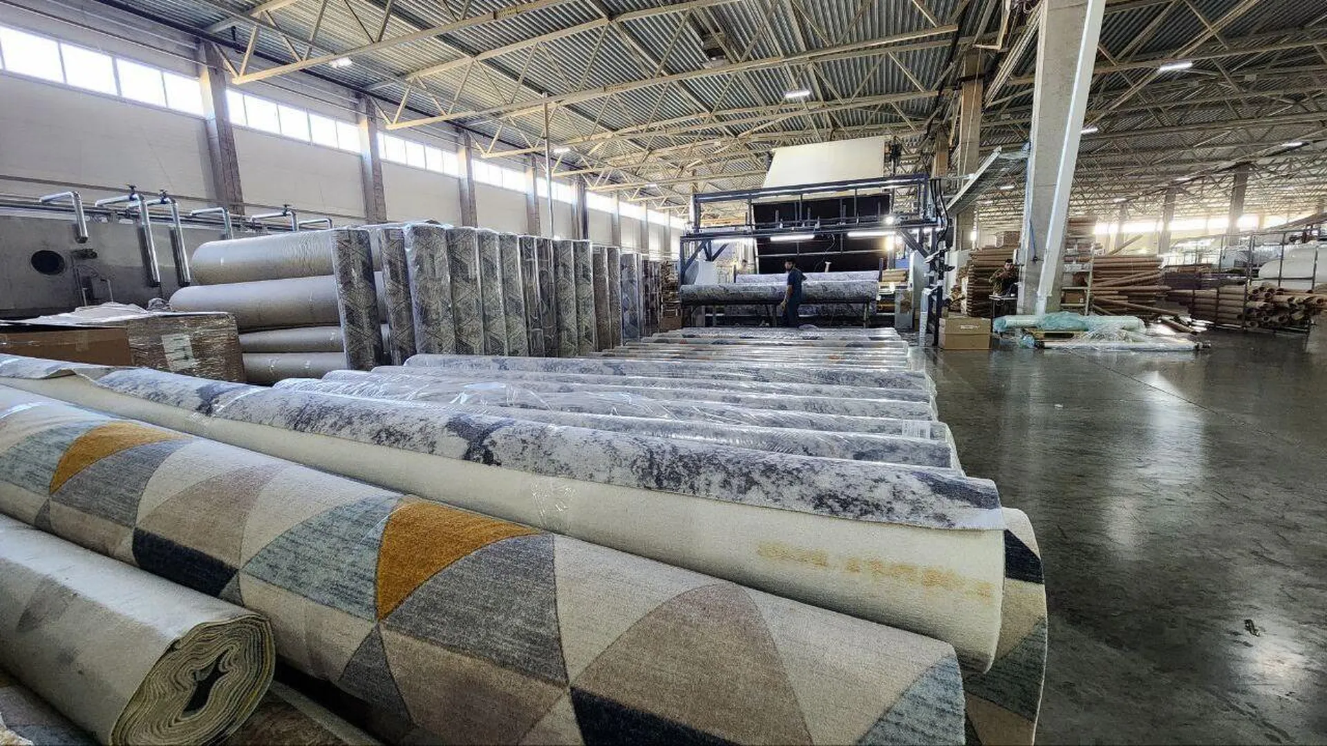 На подмосковной ткацкой фабрике расширяют производство ковров по новой технологии