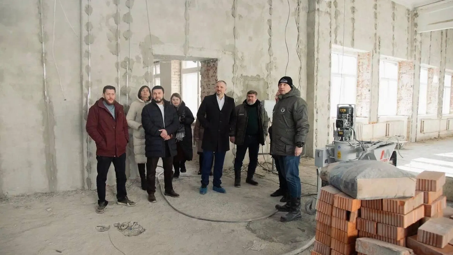 Ход строительства школы № 10 в  Кашире проверили глава Шувалов и депутат Коган