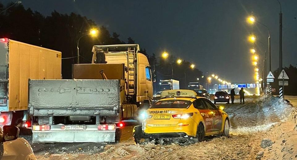 Горьковское шоссе парализовало из-за крупного ДТП