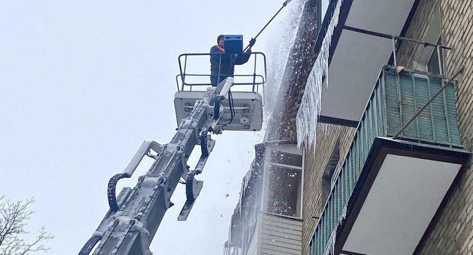 Коммунальщики очистили от снега 9 тысяч скатных кровель в Подмосковье за 6 дней