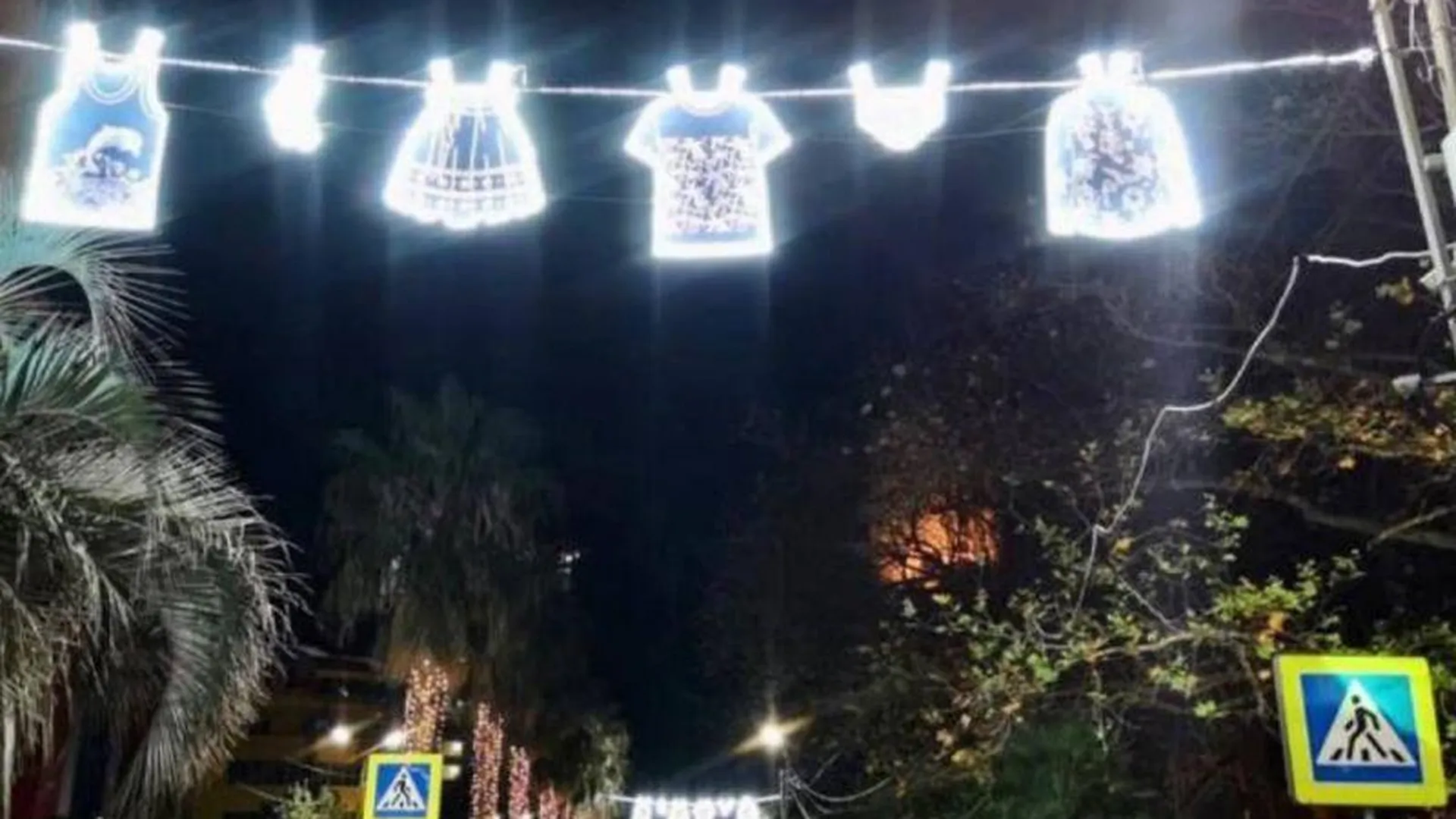 Новогодние гирлянды со светящимися трусами появились в Сочи