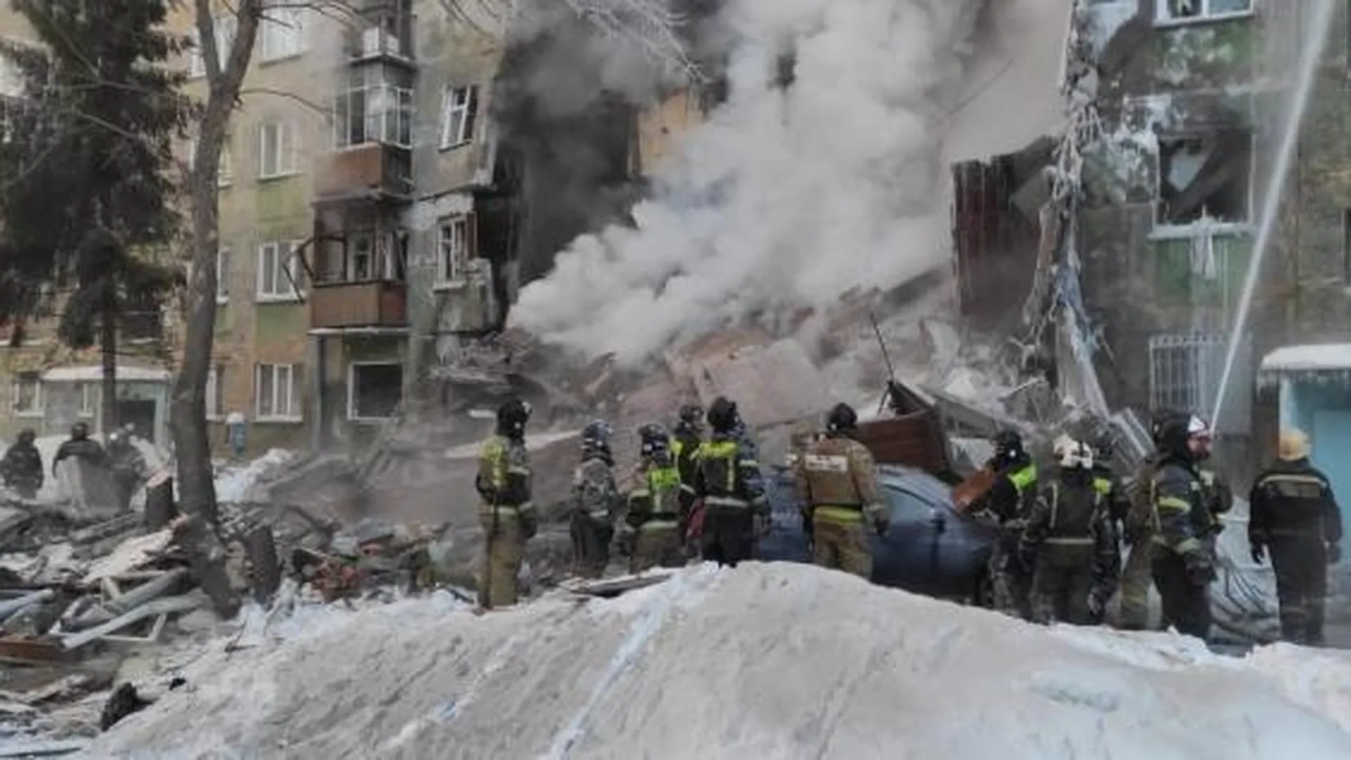Спасатели на месте взрыва газа в пятиэтажном жилом доме на улице Линейной в Новосибирске