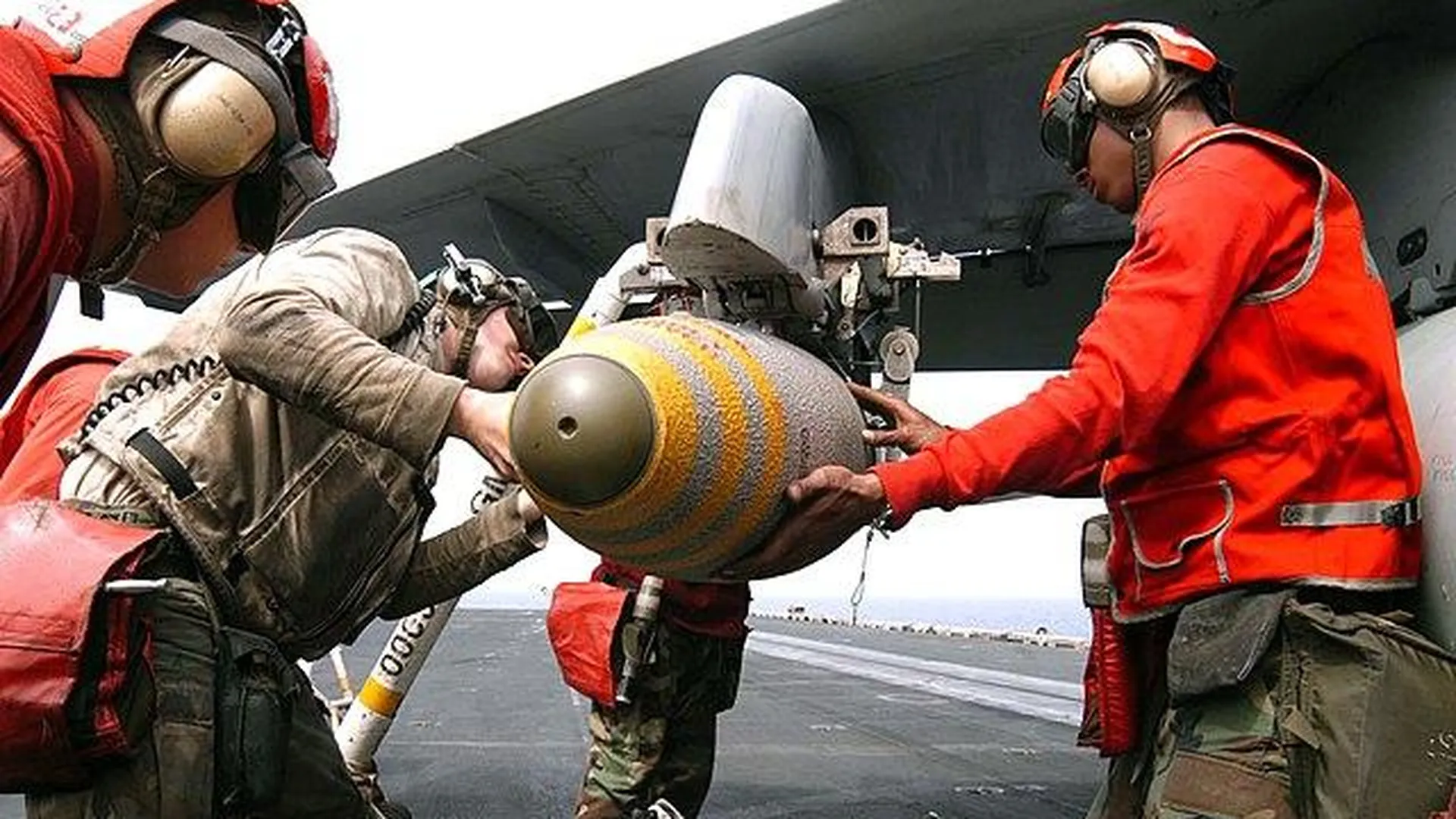 Joint Direct Attack Munition (JDAM) — высокоточные планирующие авиабомбы американской фирмы Boeing