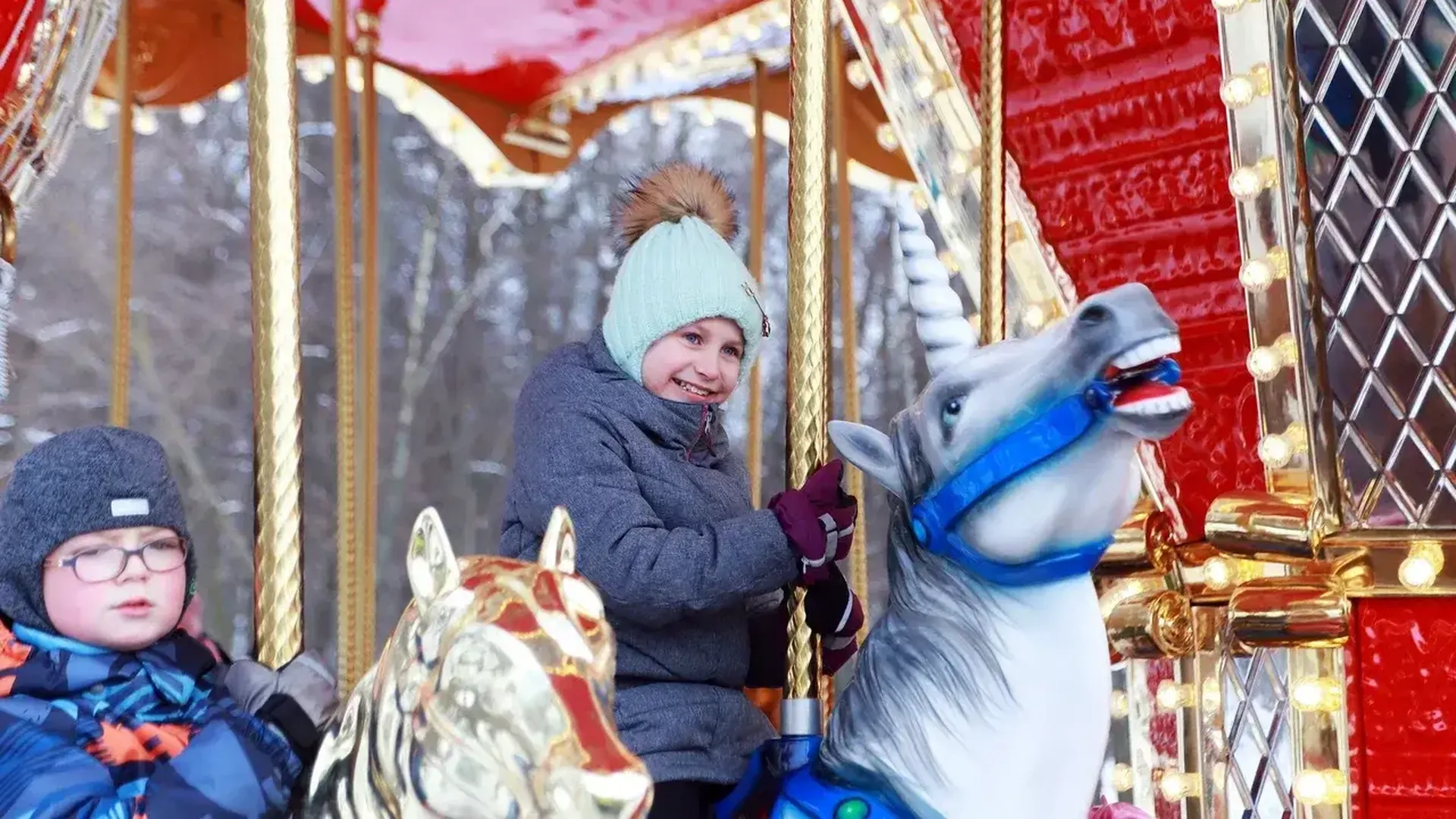 Еще 400 детей прокатились на карусели в парке Волоколамска за неделю