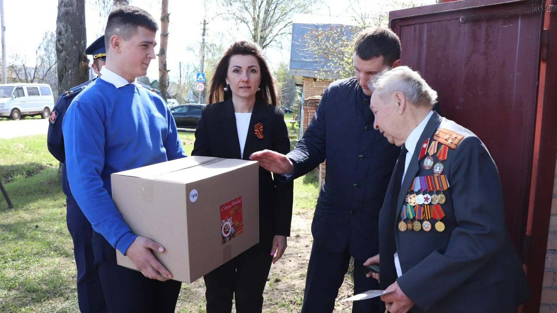Более 500 ветеранов ВОВ поздравил с Днем Победы ВТБ совместно с руководством подмосковных округов