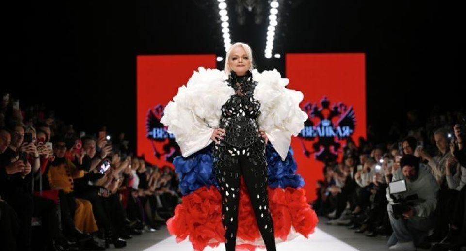 Наряд Долиной на модном показе назвали издевательством над российским флагом