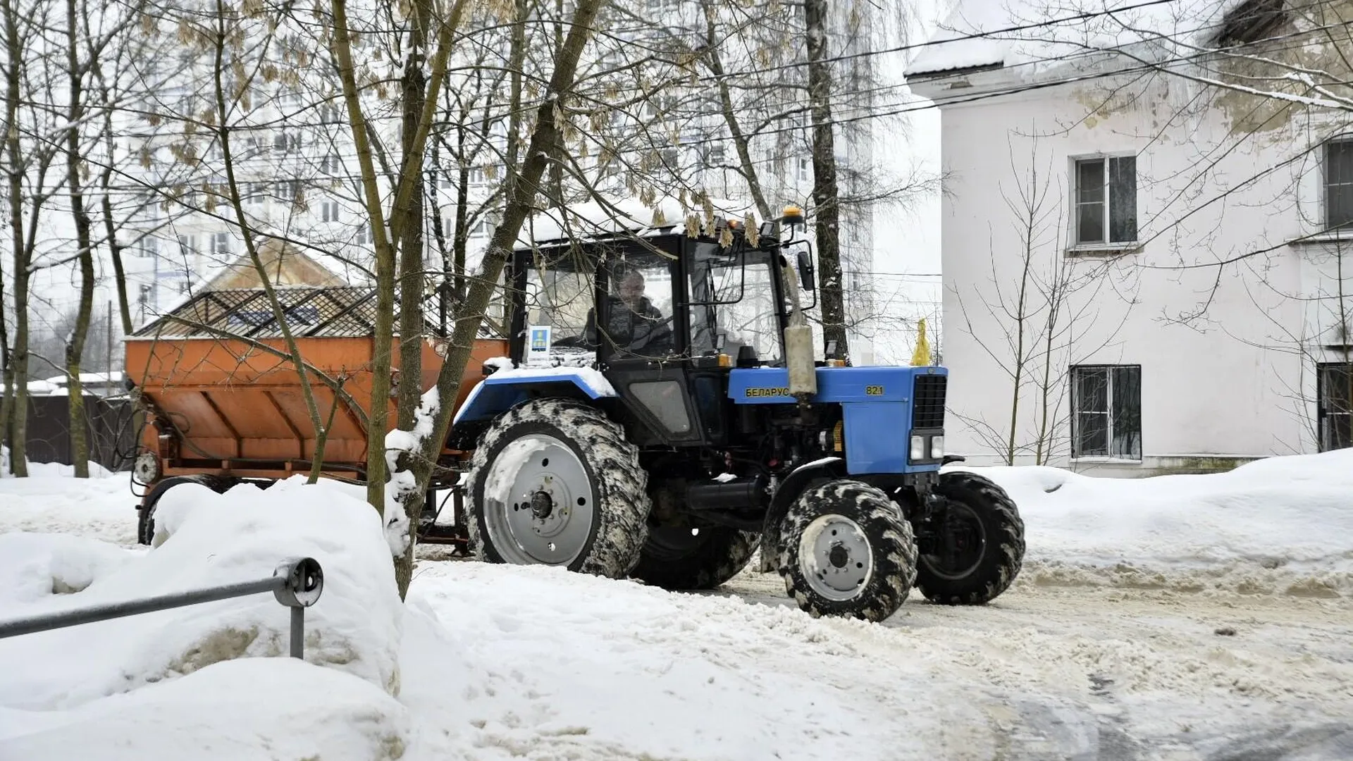 Глава Солнечногорска по просьбе жителей проверил уборку снега в микрорайоне ЦМИС
