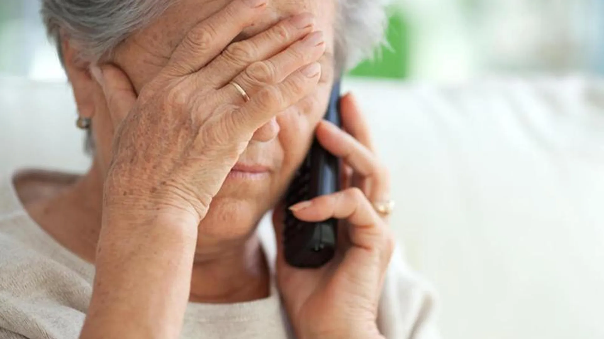 Мошенничество пожилые. Обманули пенсионерку. Пожилая женщина с телефоном в руках. Мошенники пожилая женщина. Телефон для пожилых людей.