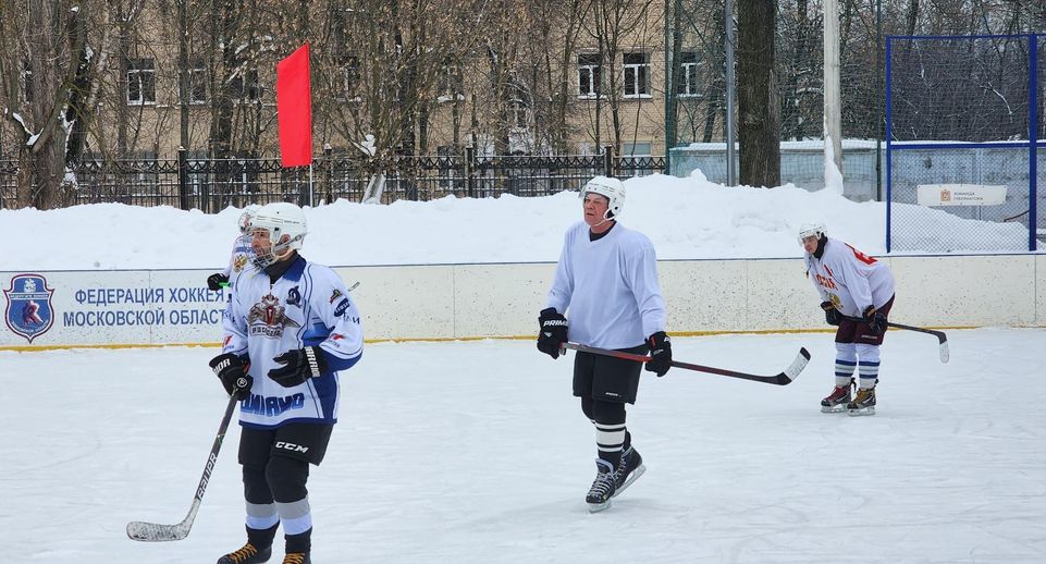 Профессионалы из хоккейного клуба «Галактика» провели игру с любителями в Королеве