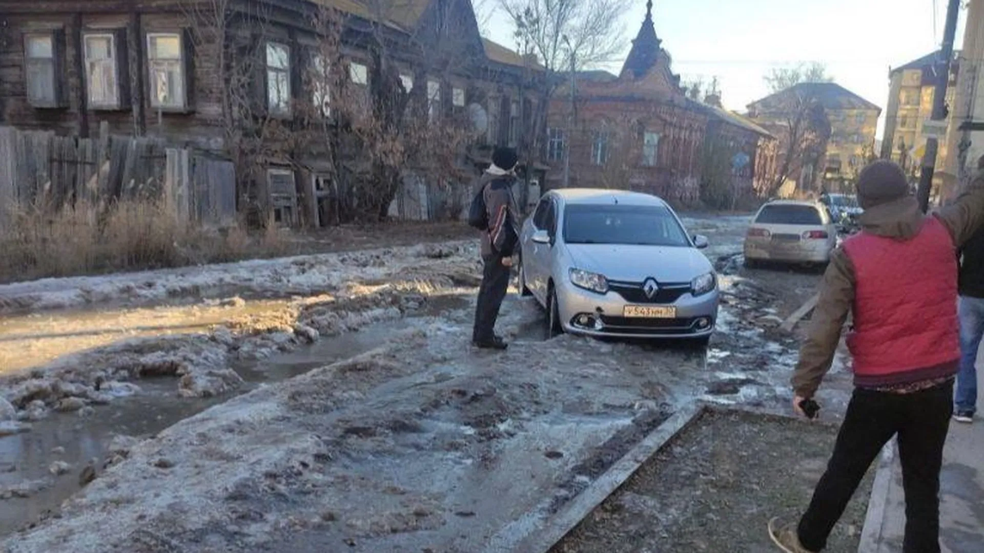 Иномарка застряла во льду из-за разлива канализации в Астрахани