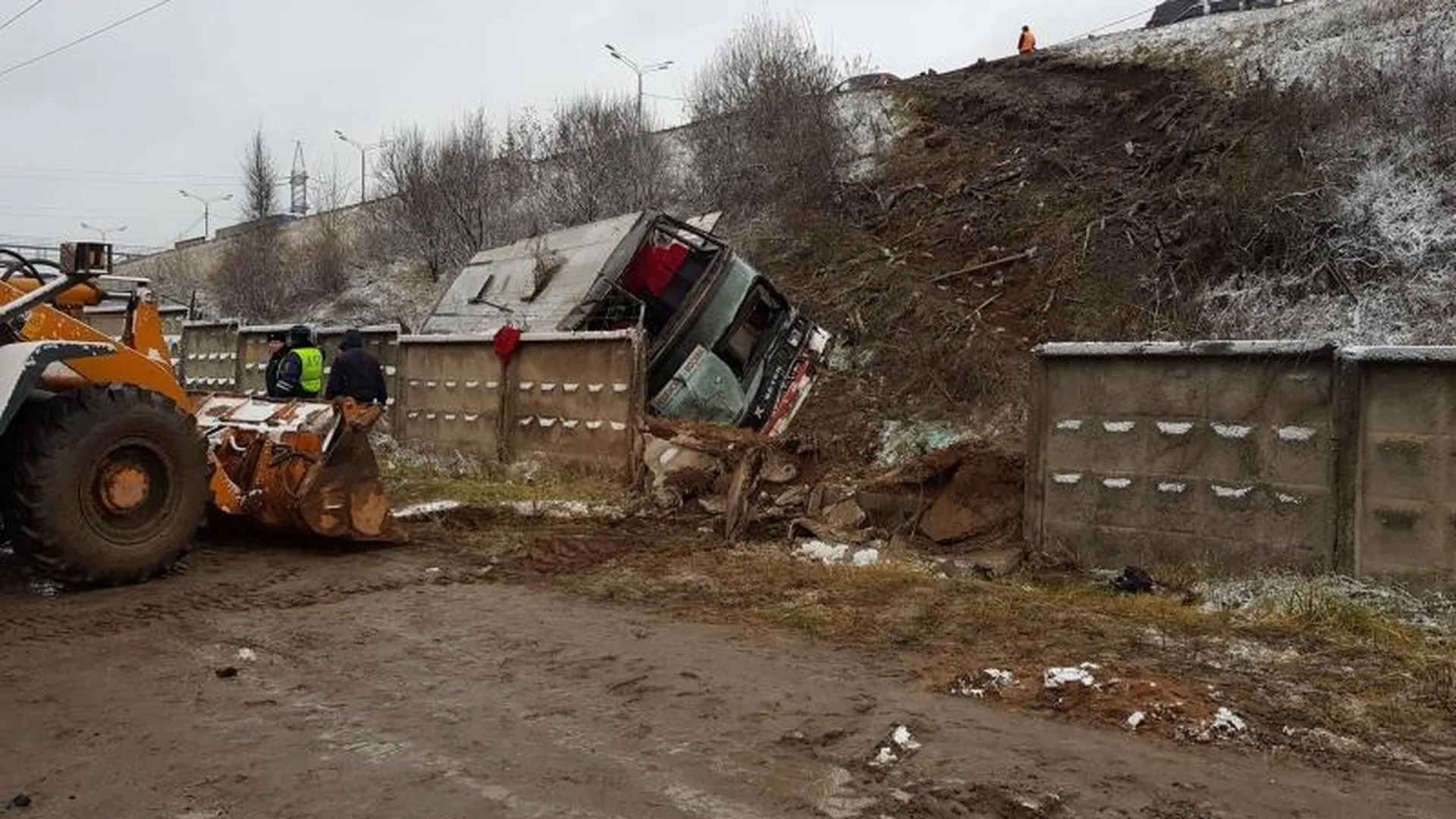 Автобус перевернулся на трассе «Дон» под Домодедовом: 5 пострадавших