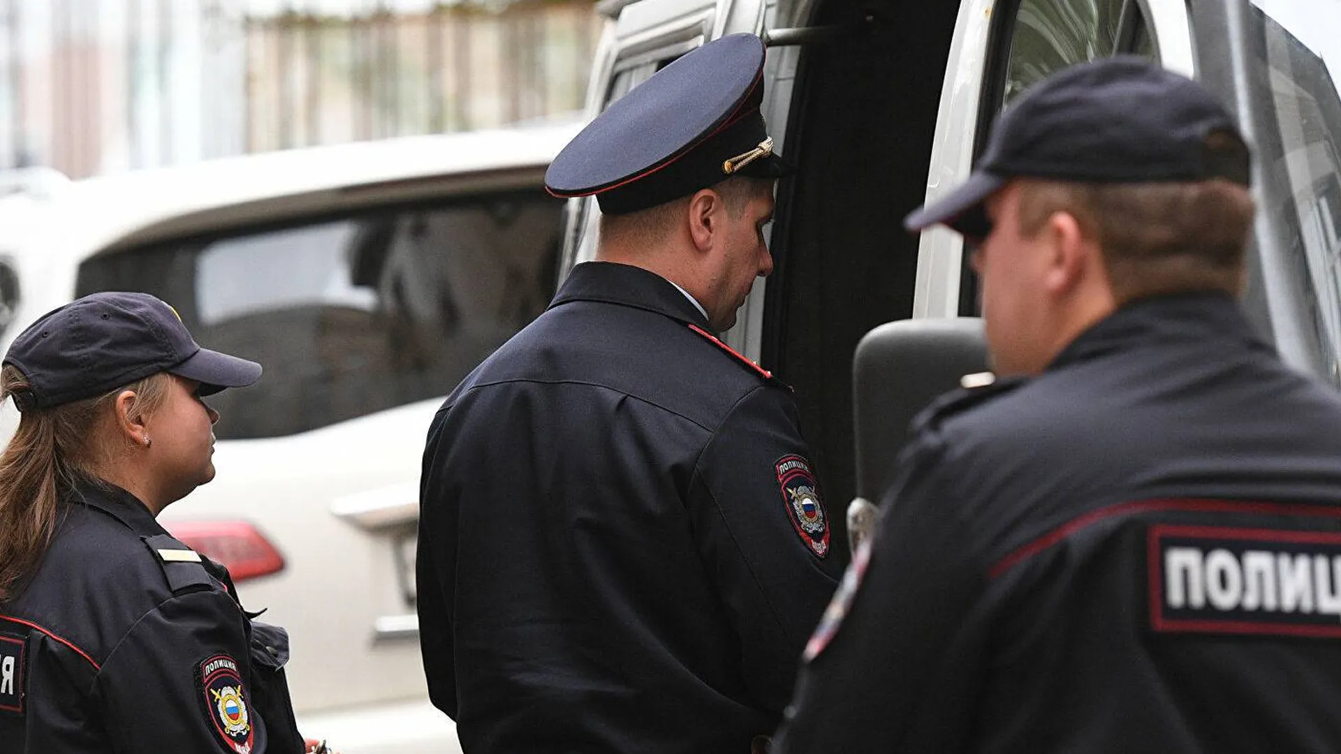 СМИ: мужчина взял в заложники 6 детей в Петербурге