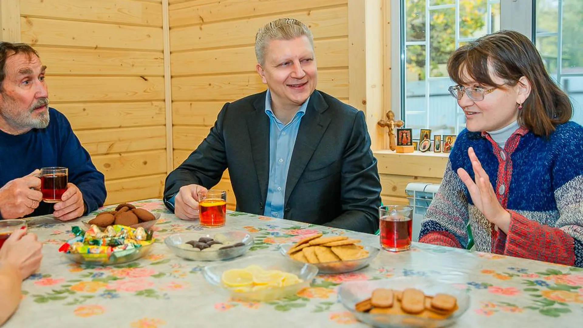 Андрей Иванов провел встречу с бывшими владельцами «синего домика» в Одинцово