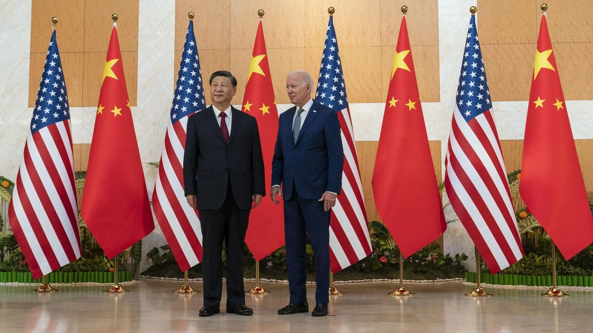 Президент Китая Си Цзиньпин и президент США Джо Байден