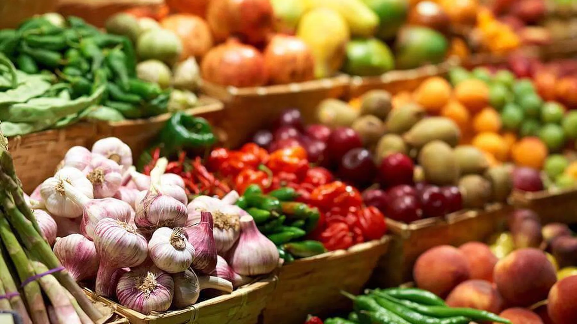 Плодовые товары. Овощи на рынке. Овощи на базаре. Фермерские овощи. Ярмарка сельскохозяйственной продукции.