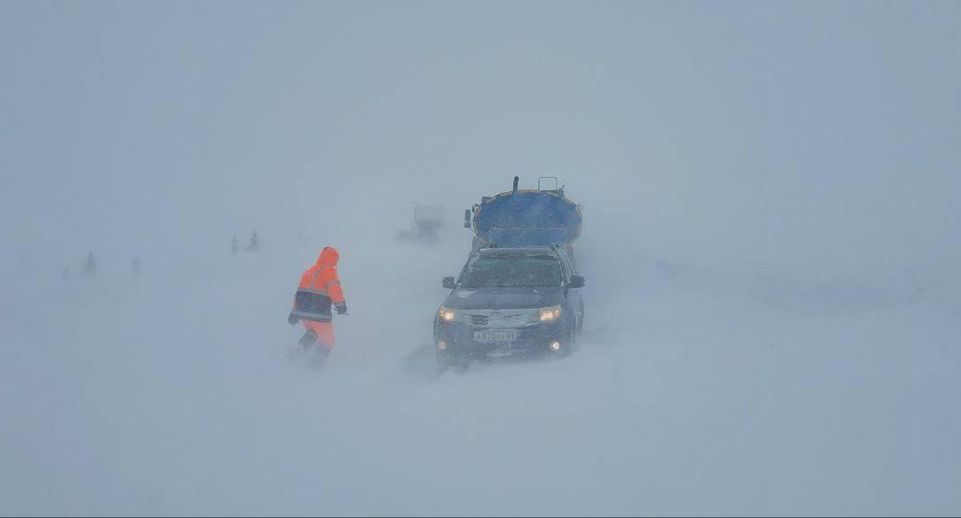 Десятки машин попали в снежный плен на трассе Аксарка — Салехард