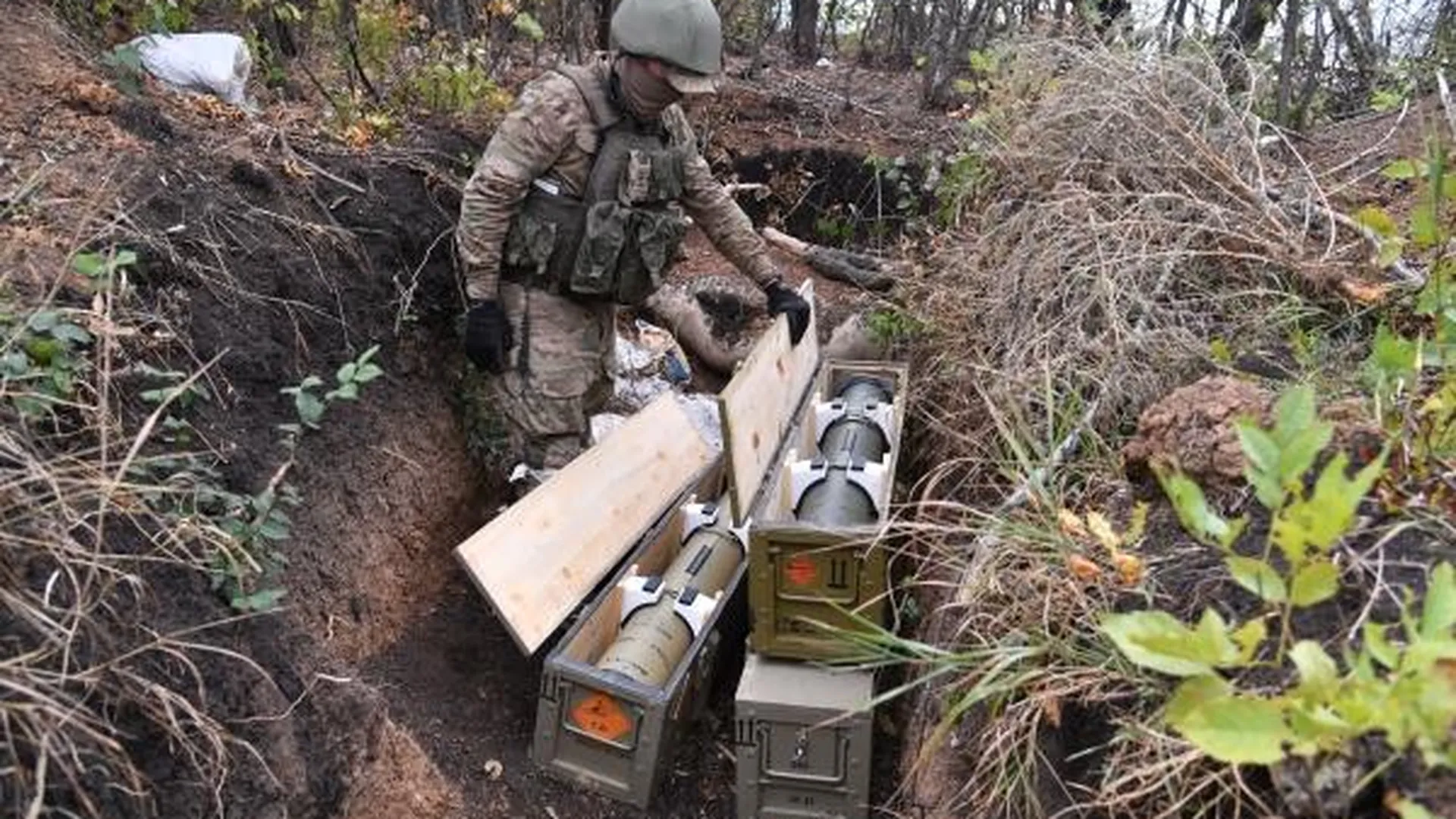 Боец ЧВК «Вагнер» осматривает трофейное оружие иностранного производства, оставленное на позициях ВСУ при отступлении в Донецкой области