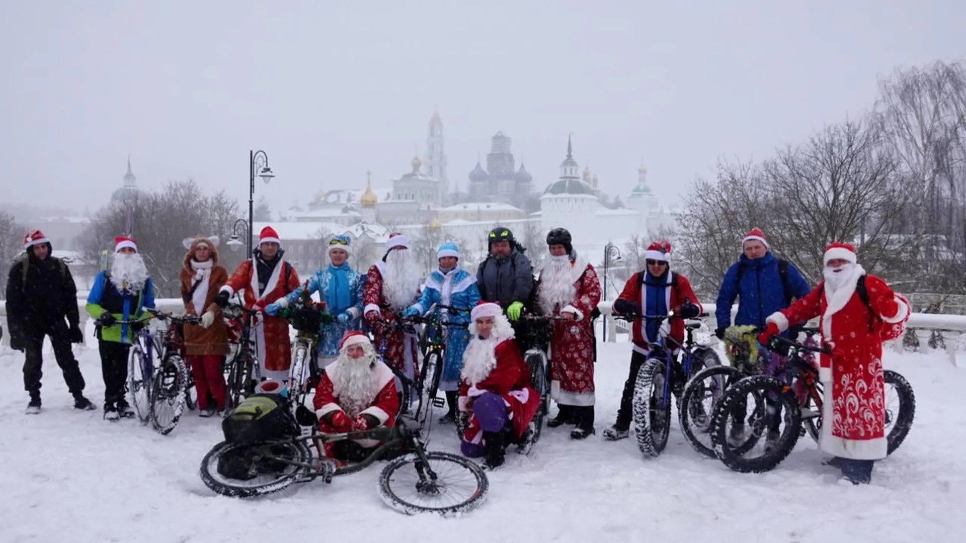 Необычный парад Дедов Морозов прошел в заснеженном Сергиевом Посаде
