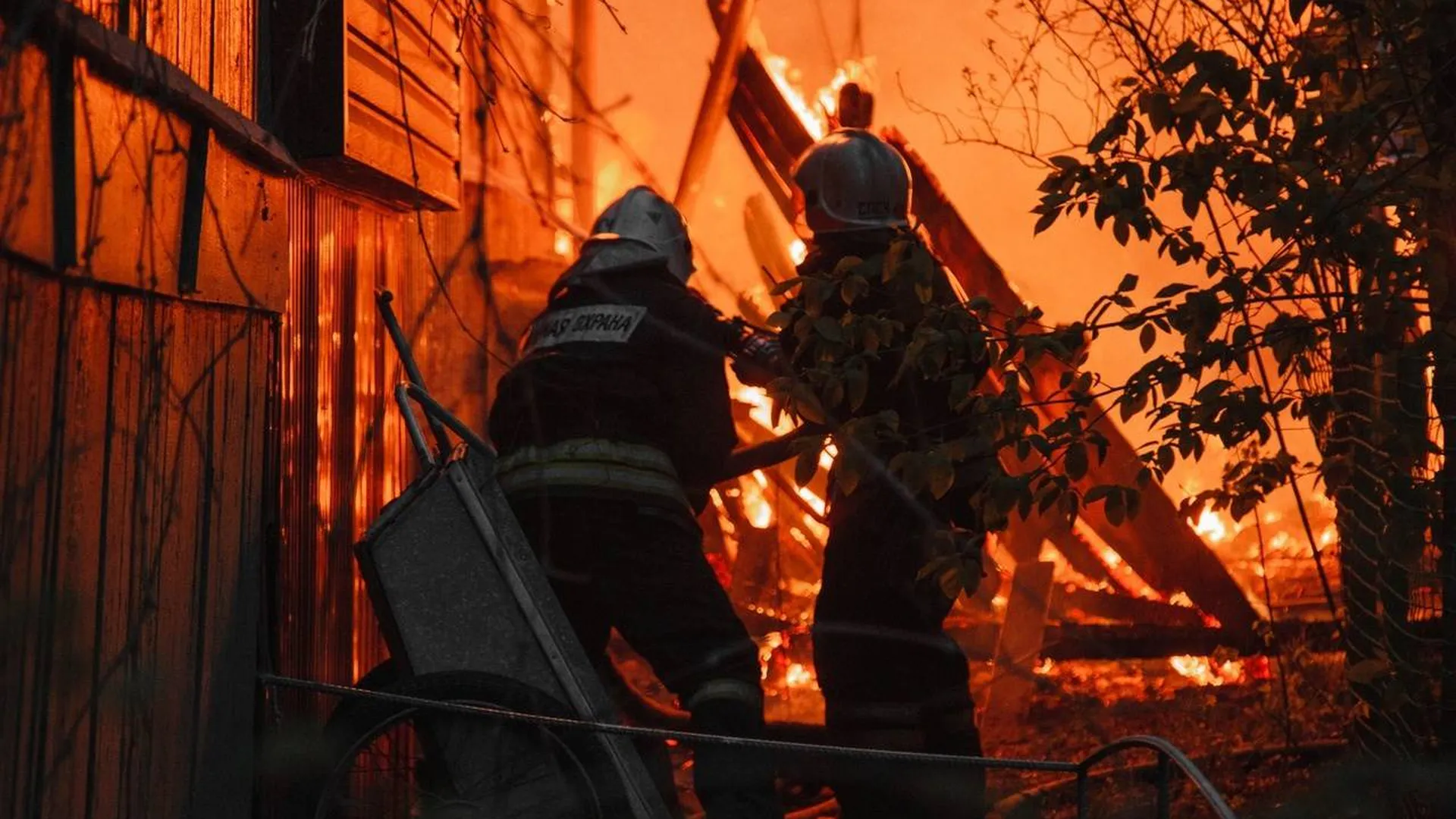 Жительницы Подмосковья спасли пожилых соседей из горящего дома