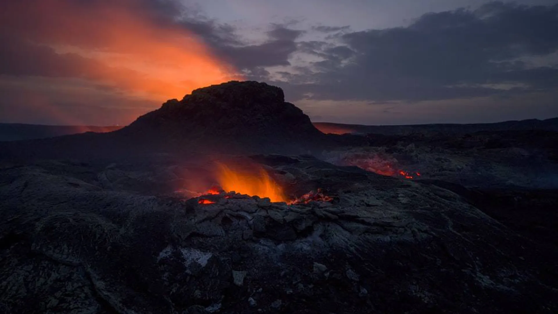 Учим название исландского вулкана. Фаградалсфьяль остановил полеты и заворожил туристов
