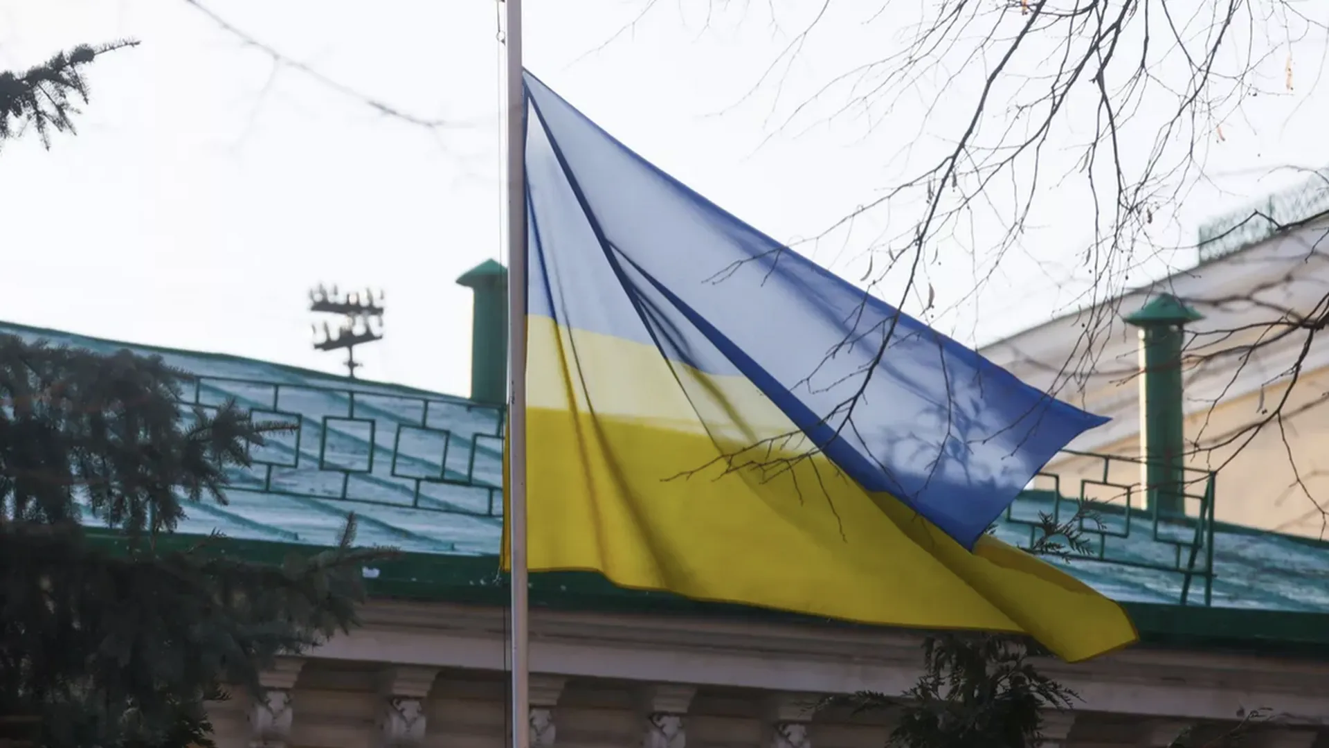 Вандалы разрезали флаги Украины на мемориале напротив мэрии Днепропетровска