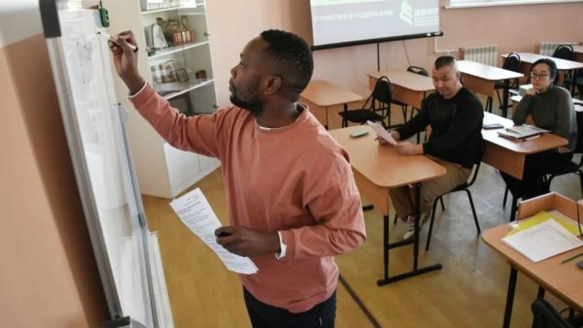 Решения зрели годами. Как и зачем ужесточат экзамены для мигрантов в России