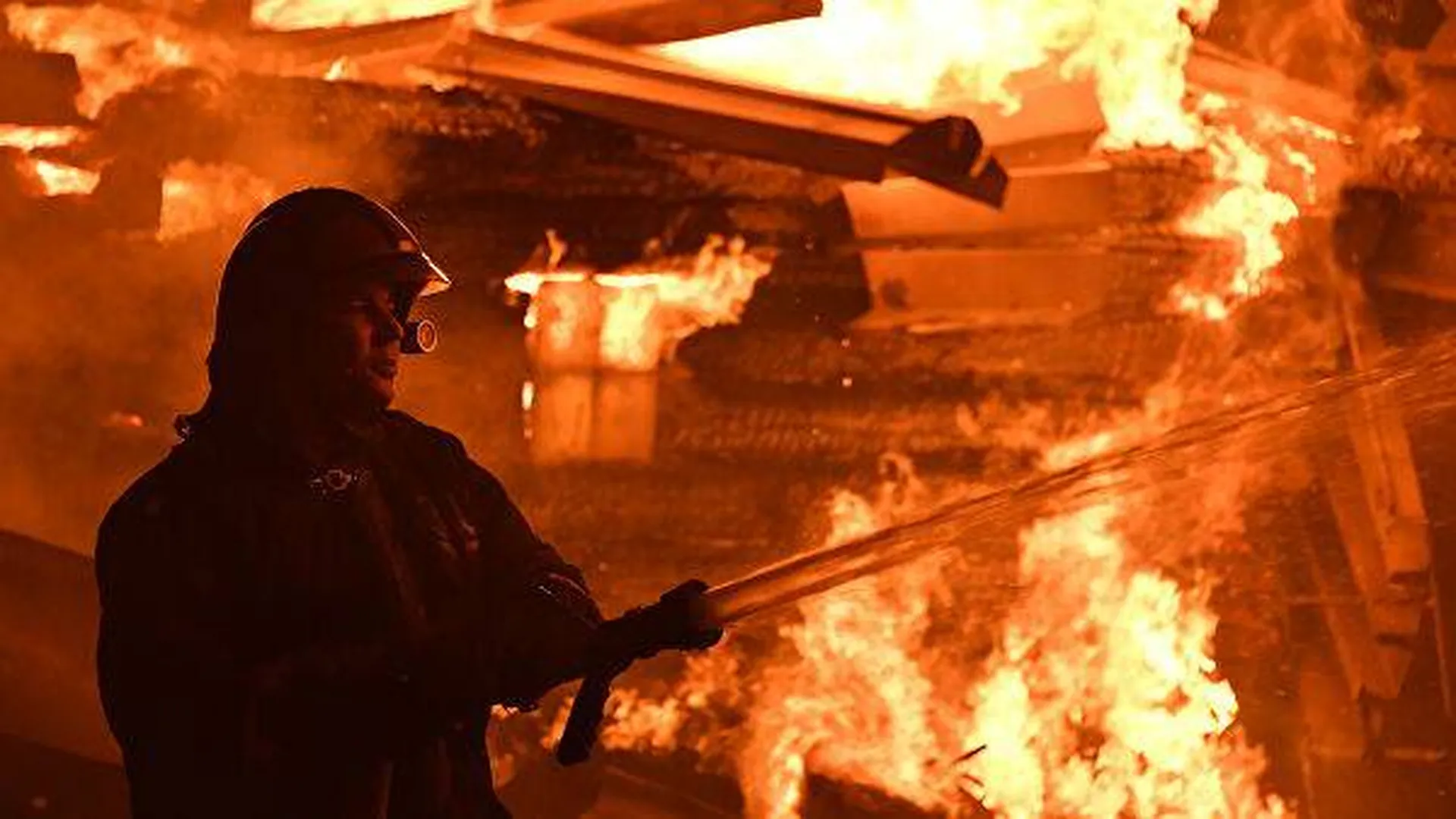 Трое пожарных пропали на горящем складе в Красноярске