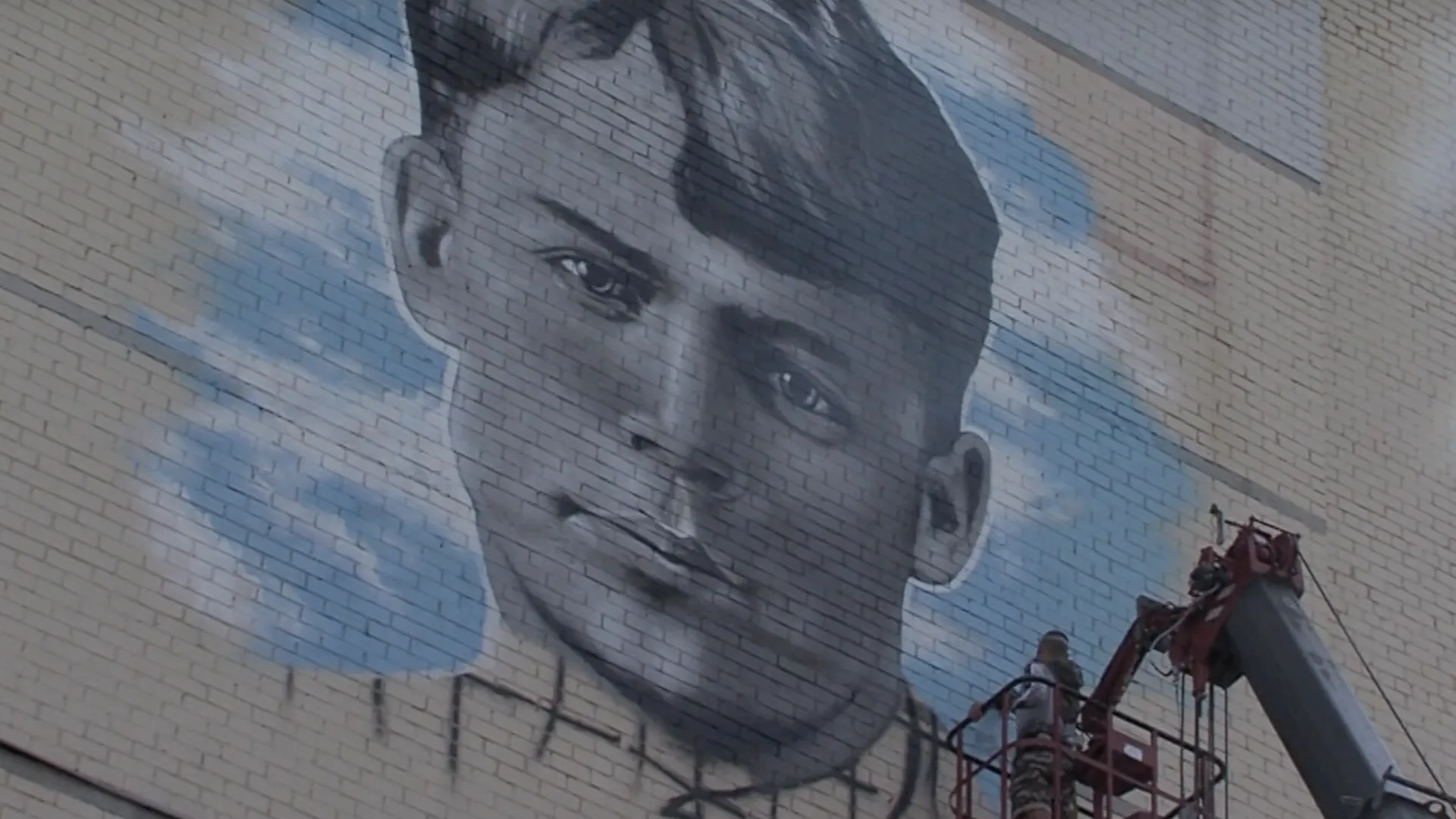 Граффити-портрет Есенина появился на фасаде дома в Луховицах