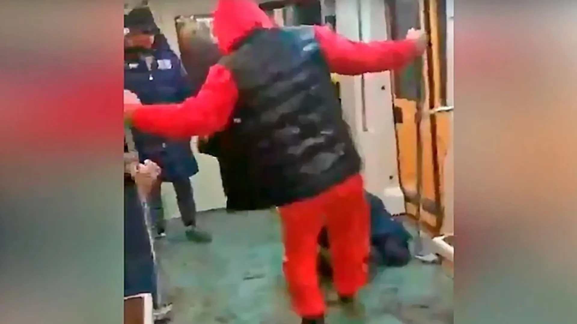 Бьют алкашей. Дагестанцы избили парня в метро в Москве.