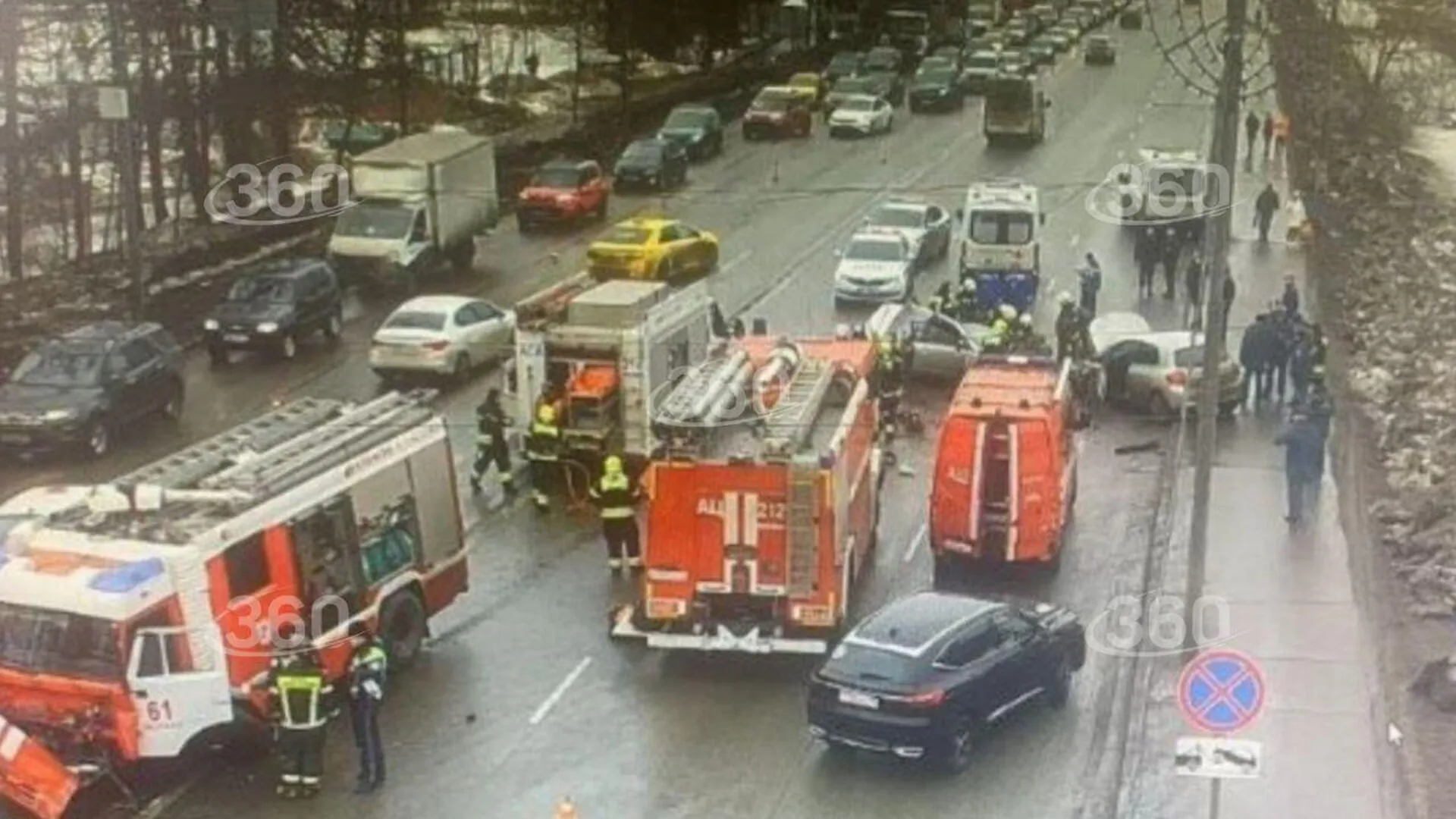 Пожарную машину эвакуируют с места ДТП в Зеленограде