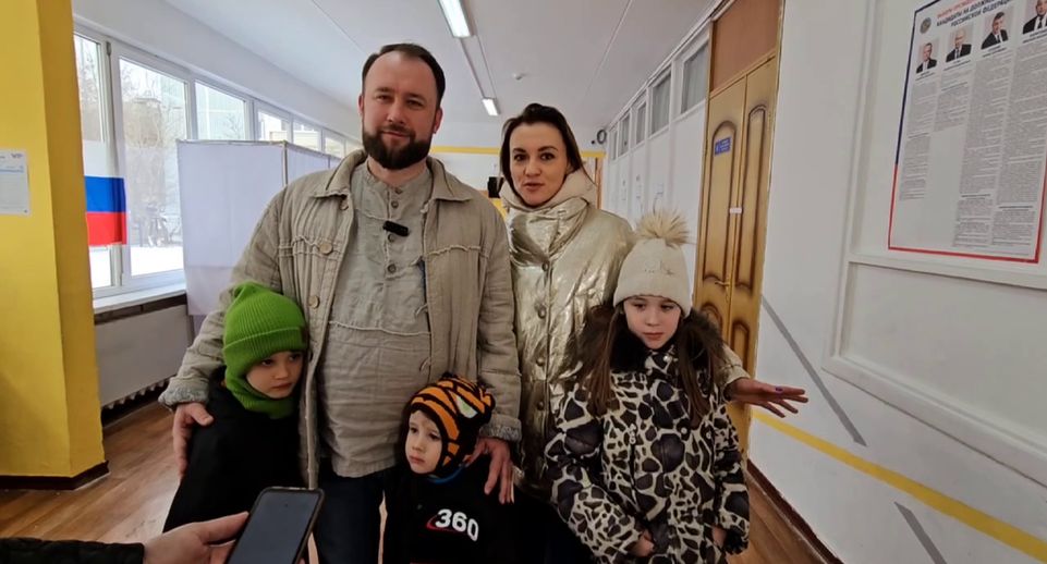 Лучший неонатолог России Денис Аксенов вместе с семьей проголосовал на выборах президента в Балашихе
