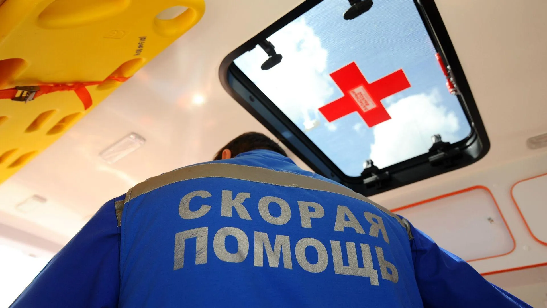 Два человека пострадали из-за наезда легковушки на остановку в Челябинске