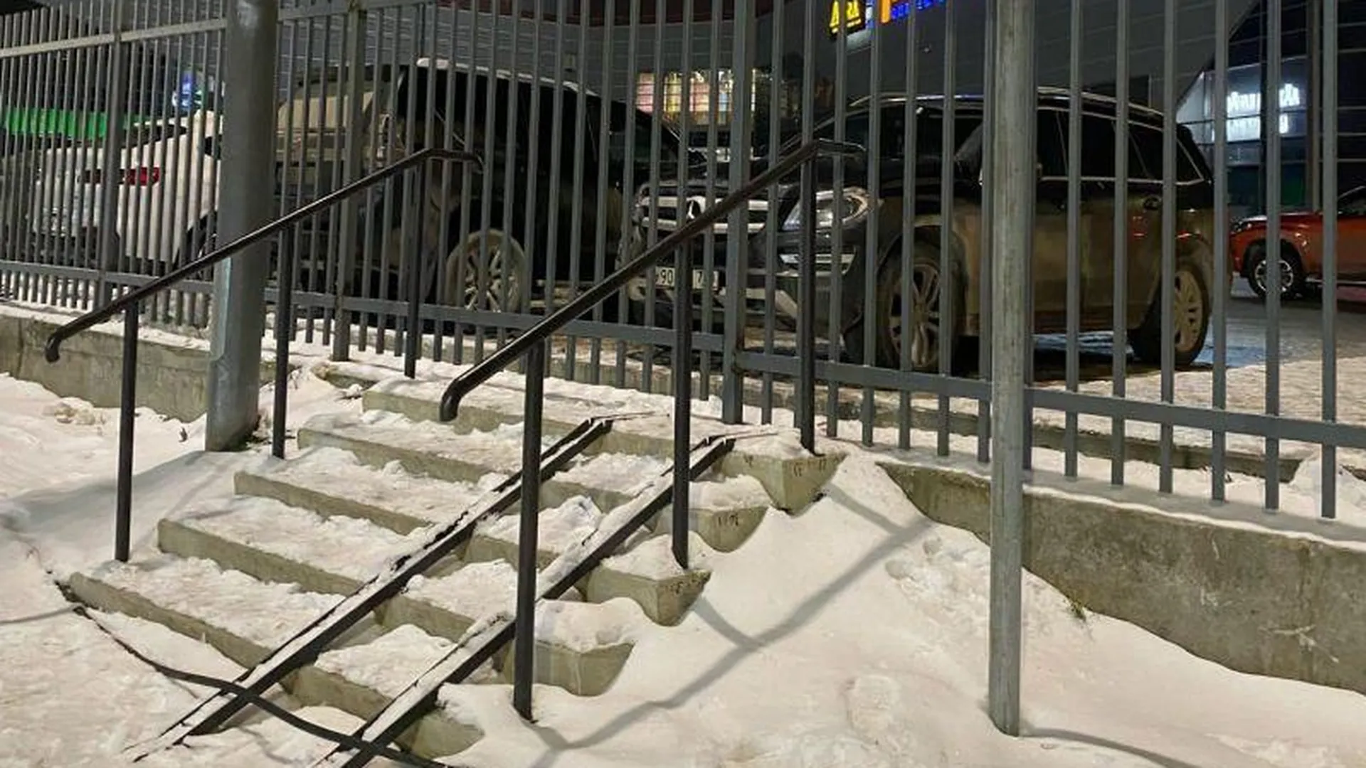 Подходы к торговому центру в Ступино обнесли высоким забором