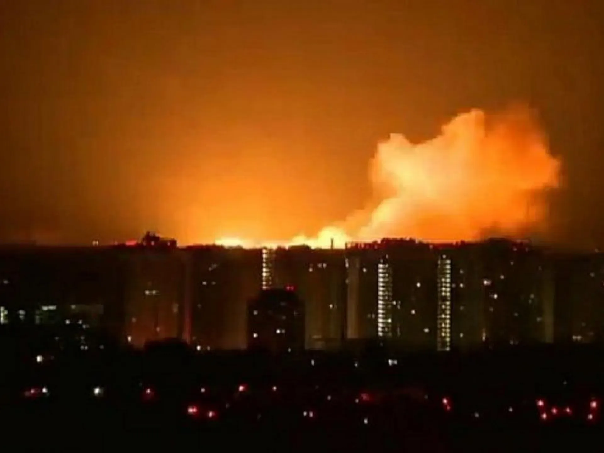 Пригород Воронежа горит из-за падения сбитого вражеского БПЛА