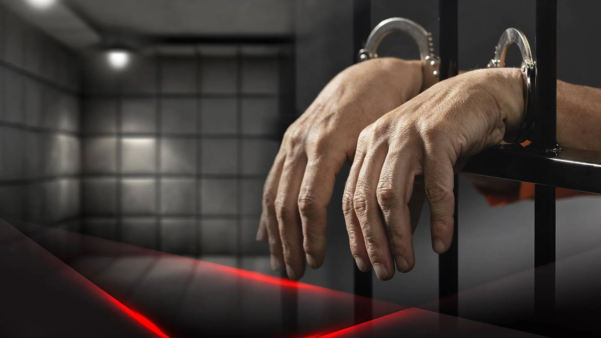 Руки в наручниках высовываются из-за решетки