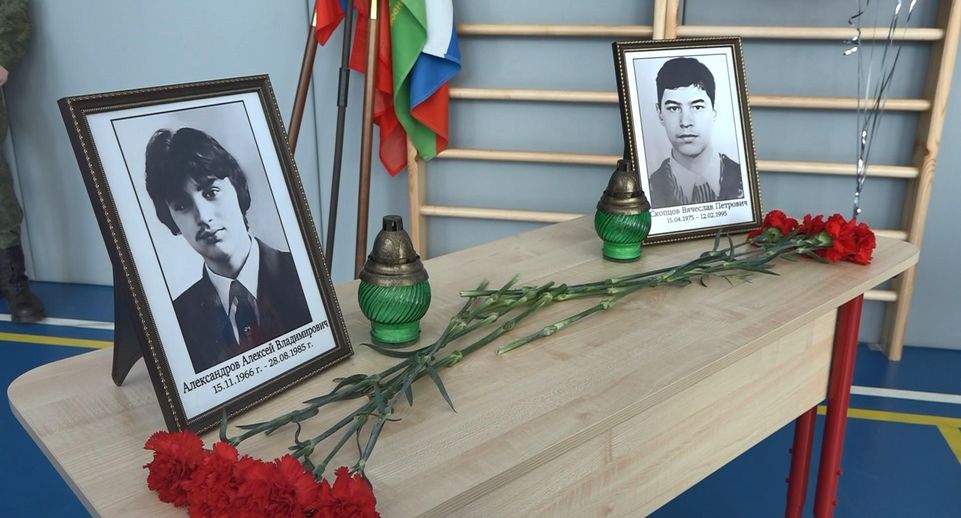 Парты героев в честь двоих военнослужащих установили в школе № 28 в Электроуглях