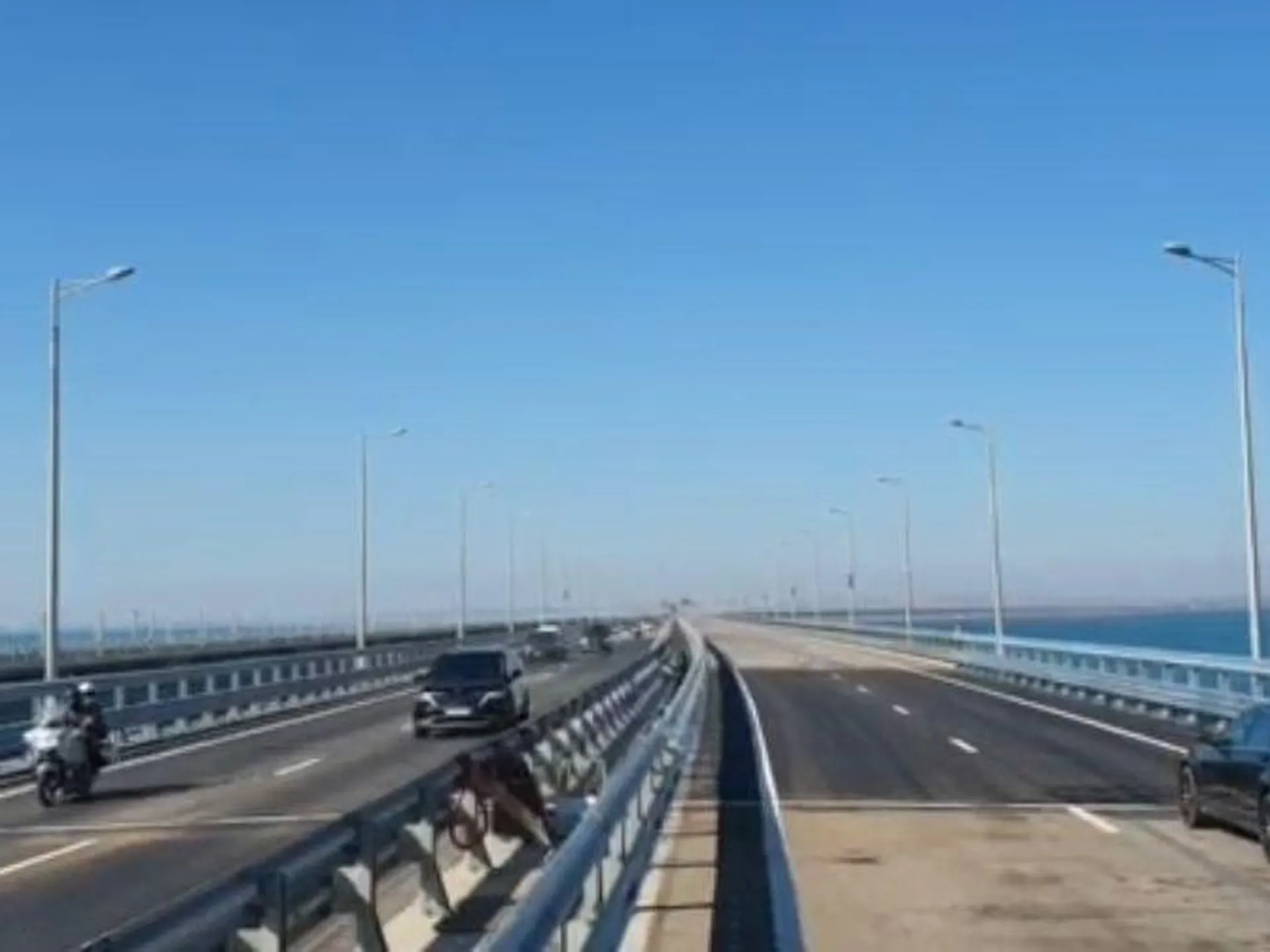 На Крымском мосту среди ночи экстренно перекрыли движение